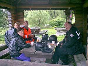 fika_i_regnet.jpg (15610 bytes)